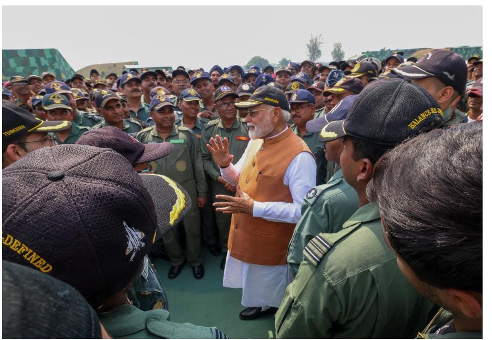 प्रधानमंत्री आदमपुर वायु सेना स्टेशन पर बहादुर वायु योद्धाओं और सैनिकों से मिले