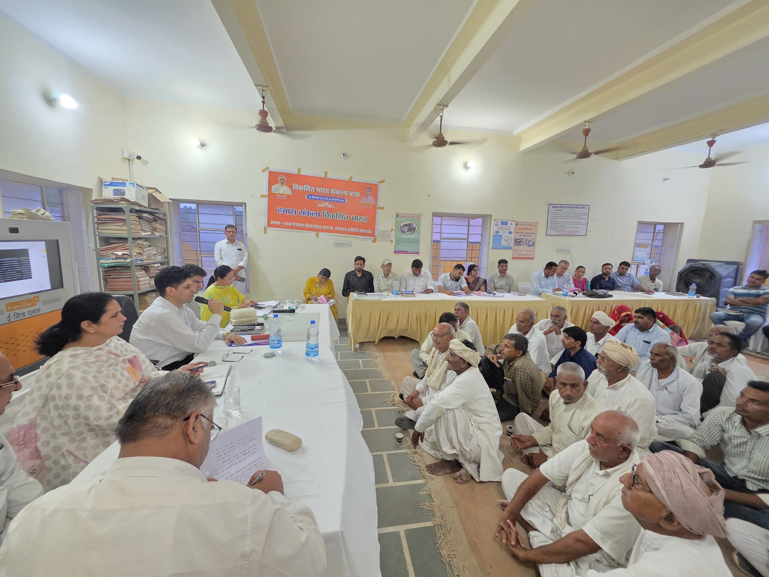 केसरदेसर जाटान में एडीएम प्रशासन ने की रात्रि चौपाल