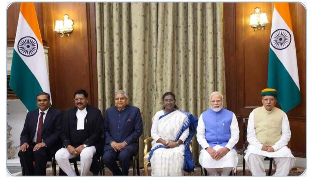 पीएम मोदी ने सर्वोच्च न्यायालय के न्यायाधीश के शपथ ग्रहण समारोह में भाग लिया।