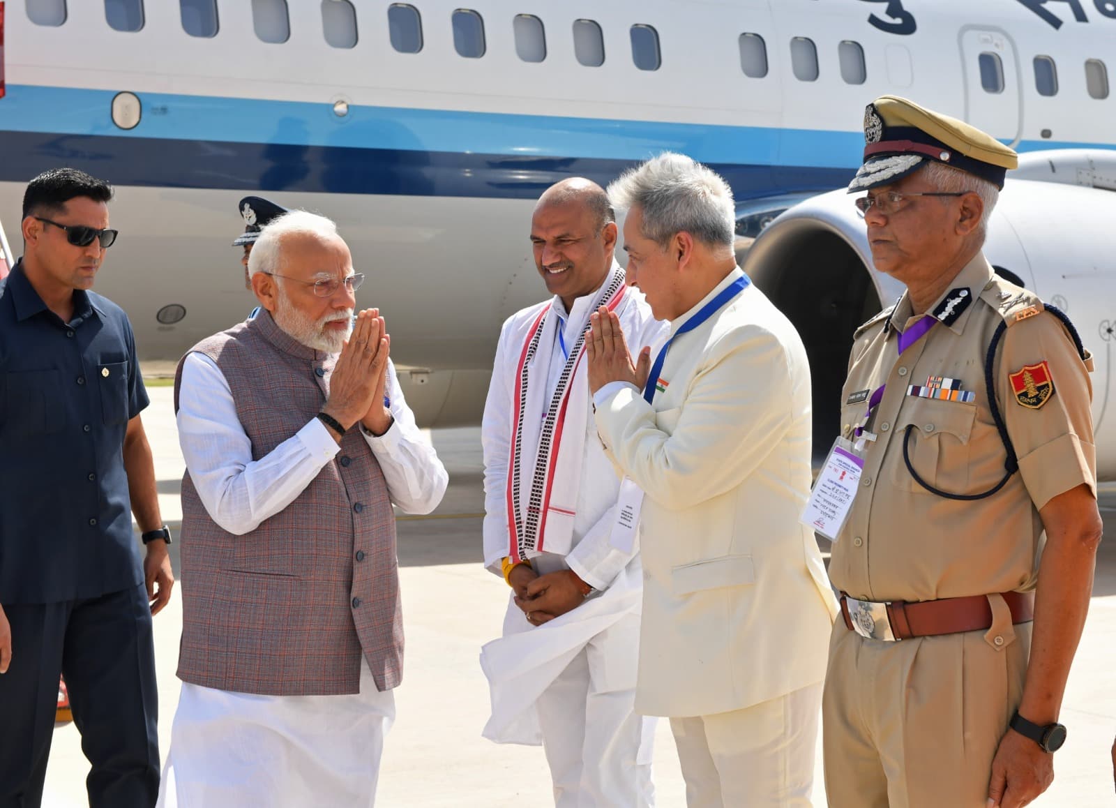 प्रधानमंत्री नरेन्द्र मोदी का नाल एयरफोर्स स्टेशन पर स्वागत और अभिनंदन