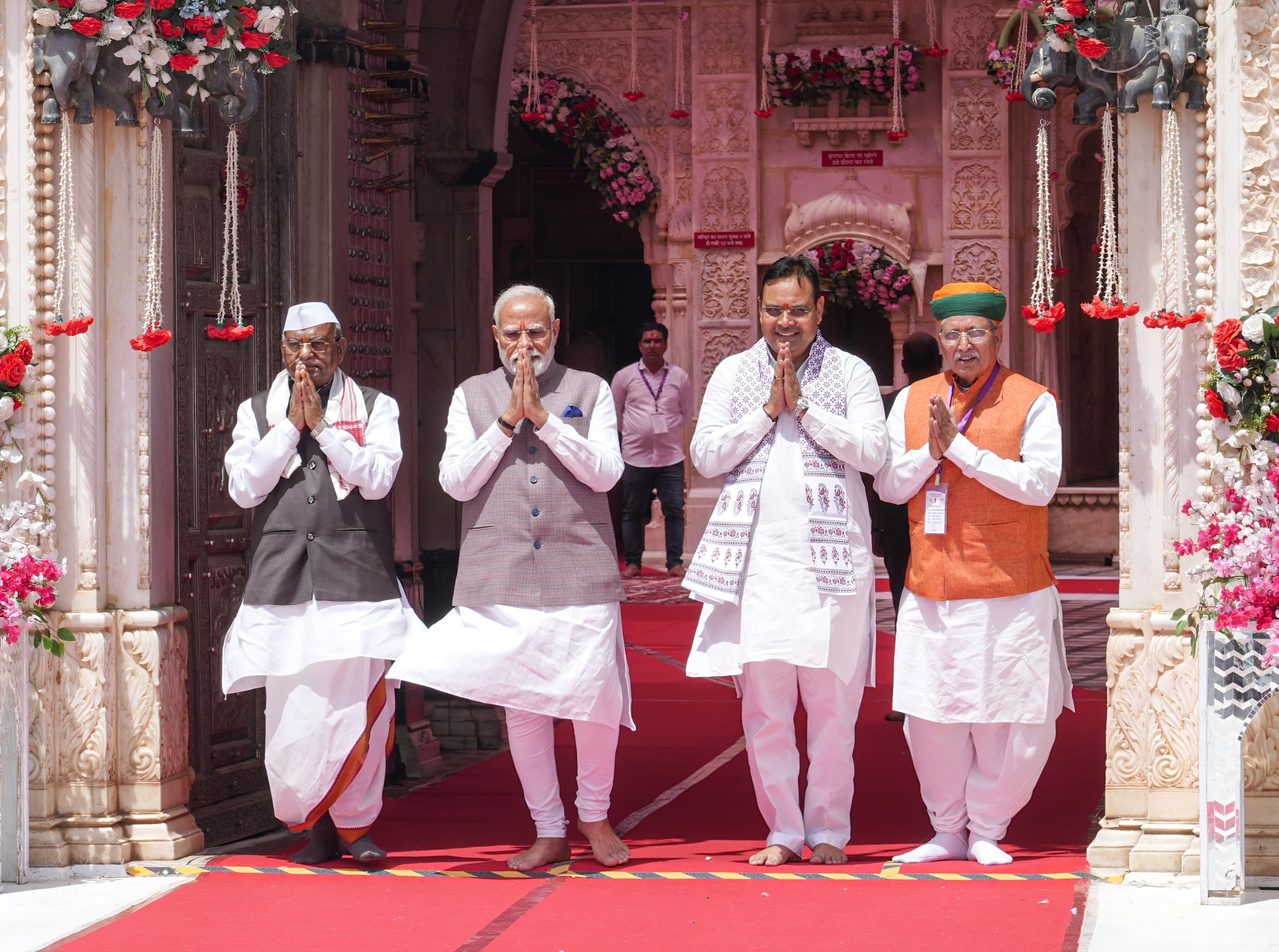 प्रधानमंत्री मोदी ने करणी माता के किए दर्शन देश की खुशहाली एवं सुख-समृद्धि की कामना