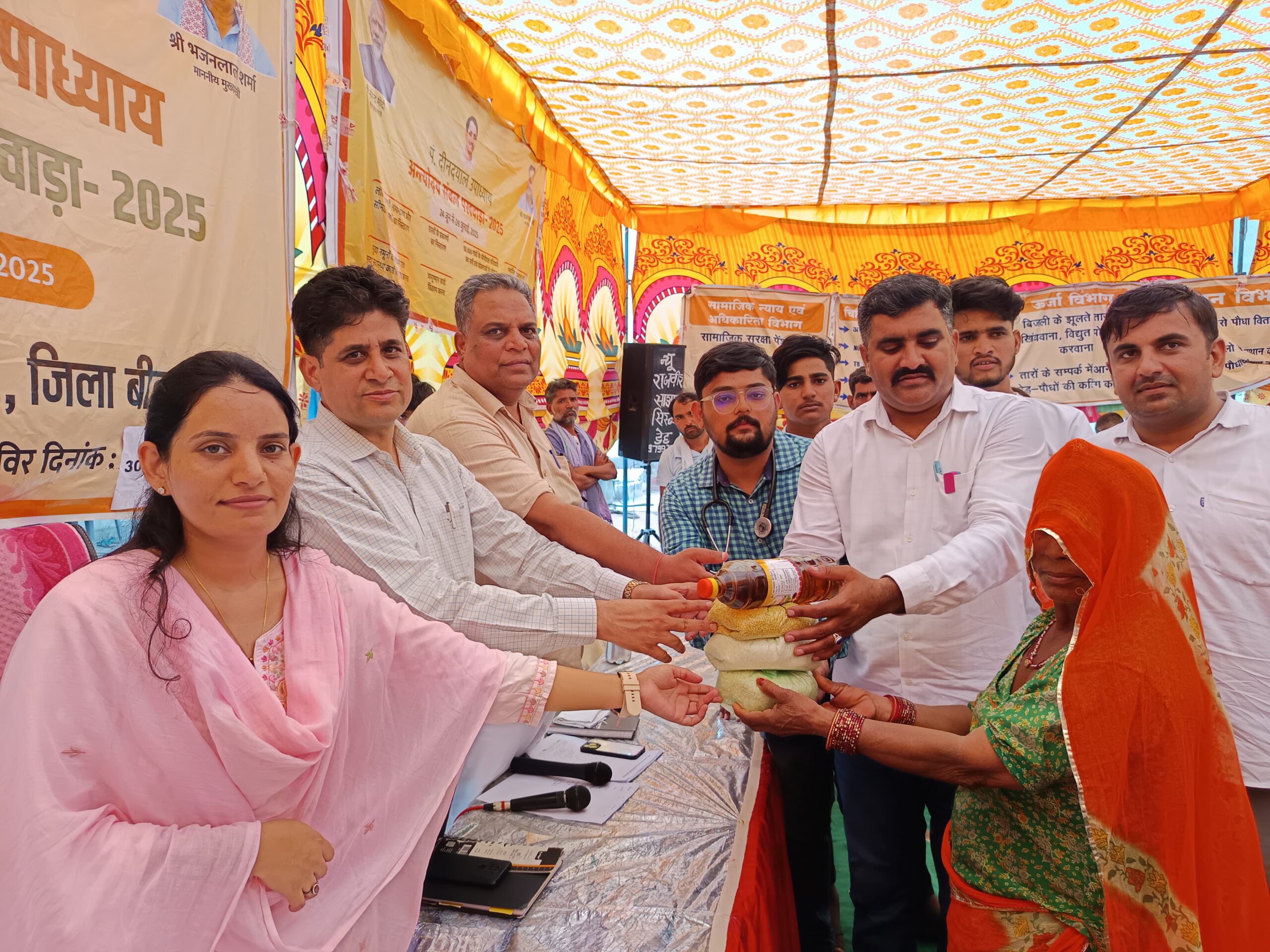 एडीएम प्रशासन ने शिविरों का निरीक्षण करके ,आवासीय पट्टों का किया वितरण,