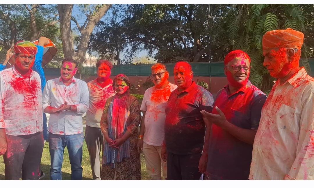 होली के रंगों में रंगी जिला कलेक्टर नम्रता वृष्णि, जिला कलेक्टर निवास पर हर्षोल्लास से मनाई होली