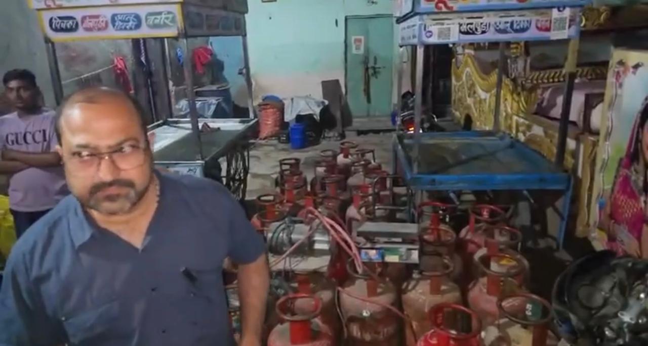 घरेलू गैस सिलेंडरों के व्यावसायिक दुरुपयोग की रोकथाम को लेकर की कार्रवाई