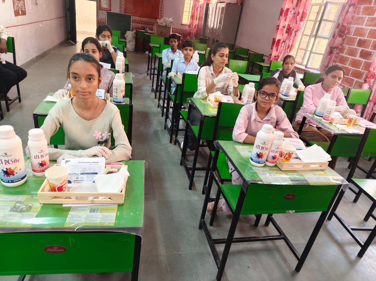 रेजिन आर्ट प्रशिक्षण शिविर शुरू, बधिर बालिकाओं को सिखाए जा रहे कौशल