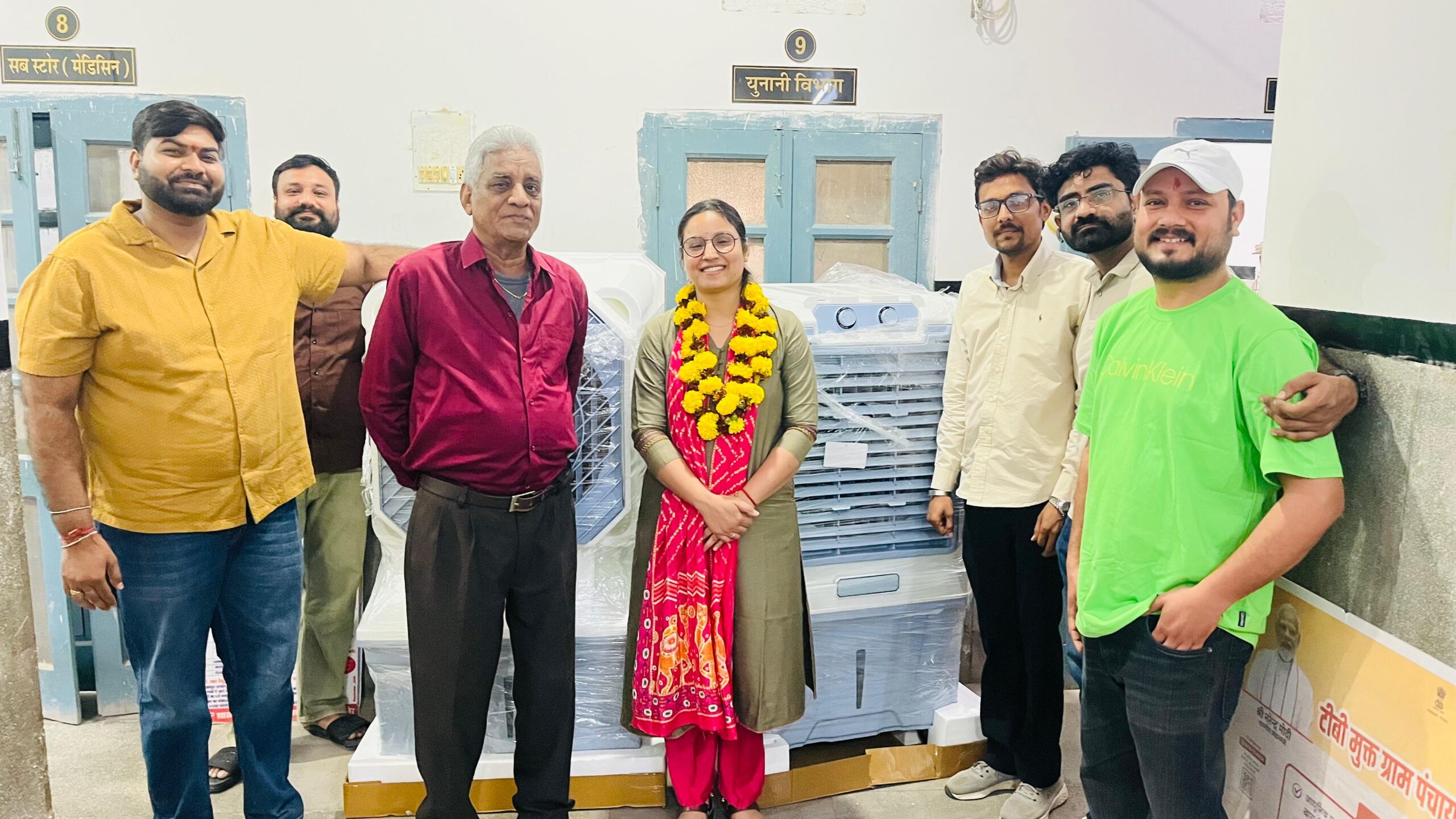 स्व. मनोज रैण की स्मृति में स्वास्थ्य केंद्र को भेंट किए दो एयर कूलर