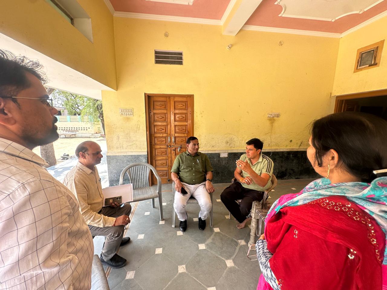 माध्यमिक शिक्षा निदेशक का औचक निरीक्षण प्रवेशोत्सव अभियान में लापरवाही पर कड़ी कार्रवाई के निर्देश