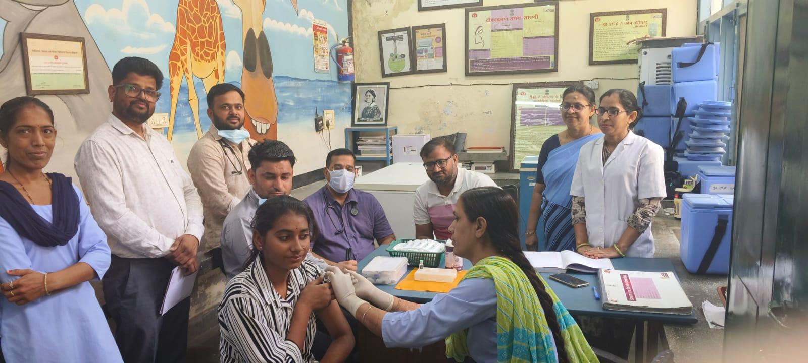 एचपीवी टीकाकरण के विशेष शिविर मे जिले के 25 अस्पतालों में 14 वर्ष की बालिकाओं को मिला सर्वाइकल कैंसर से सुरक्षा कवच