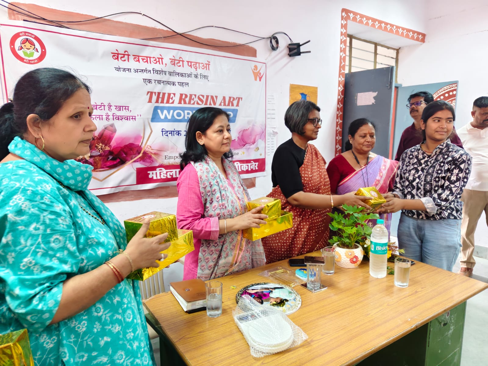 रेजिन आर्ट प्रशिक्षण का समापन, विशेष योग्यताधारी बालिकाओं को किट वितरण एवं संवाद कार्यक्रम आयोजित
