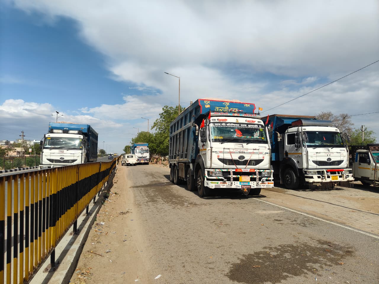 अवैध सिलिका रेत पर बड़ी कार्रवाई: 5 डम्पर जब्त, लाखों की वसूली