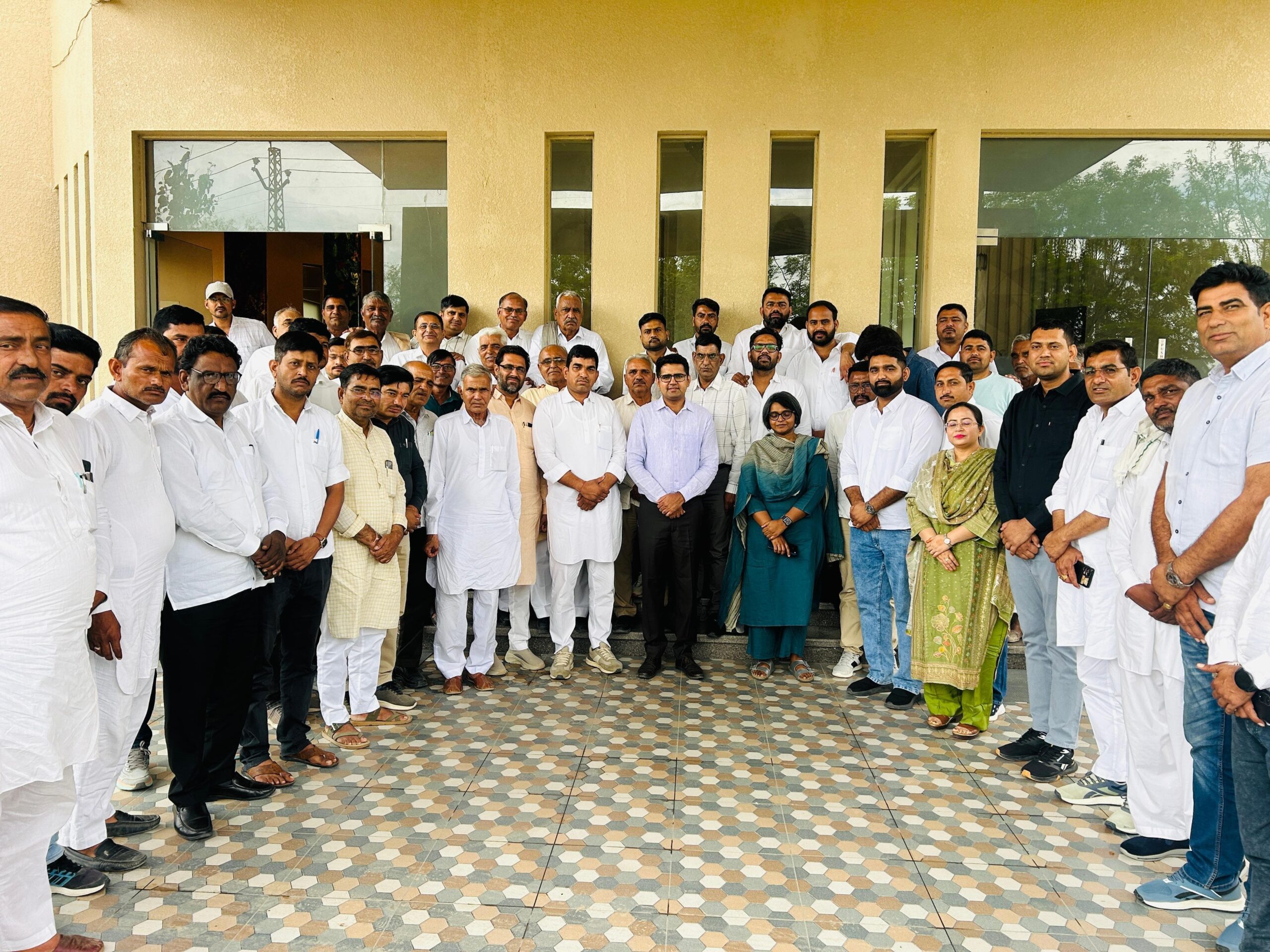 निवर्तमान जिला कलेक्टर नम्रता वृष्णि व जिला परिषद के पूर्व सीईओ सोहनलाल चौधरी का किया अभिनंदन