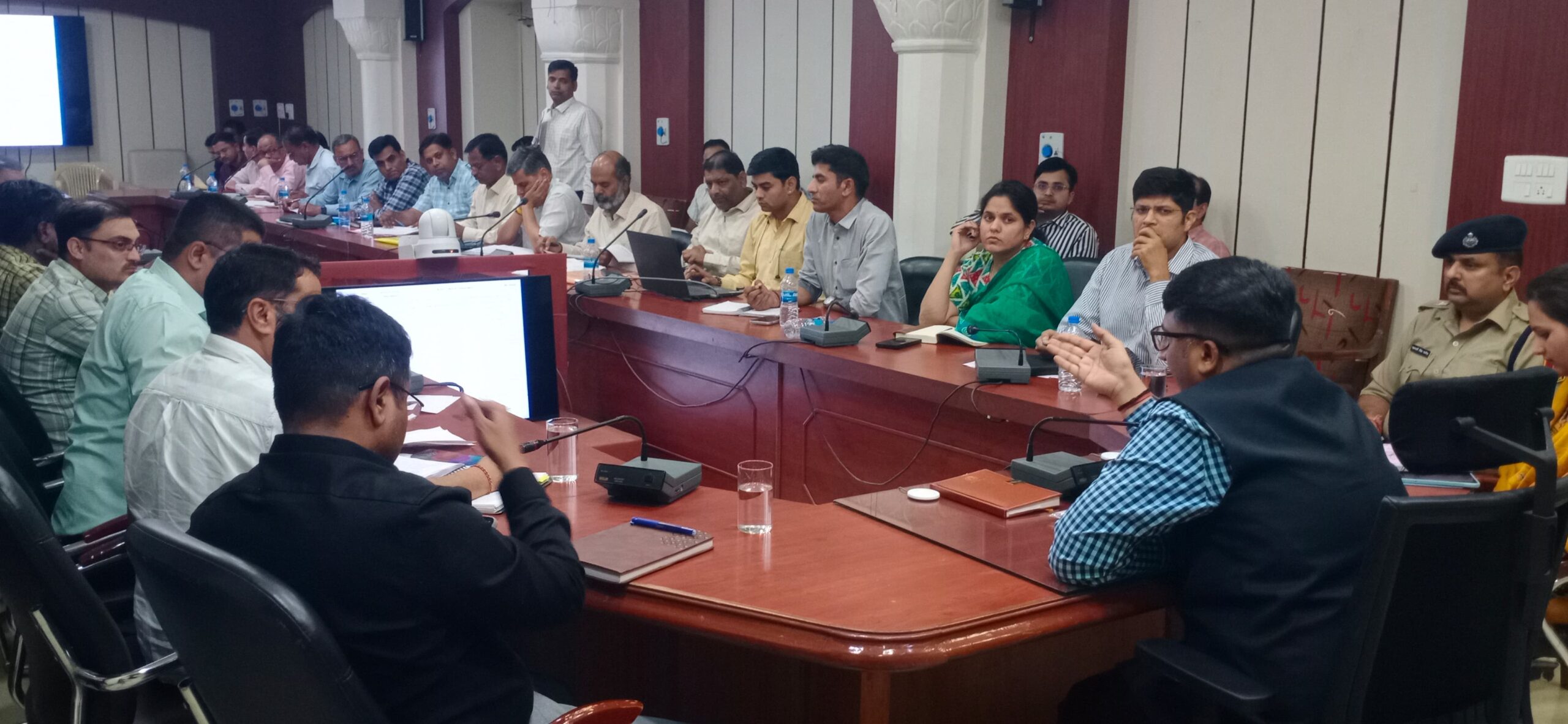 जिला कलेक्टर ने वर्ष 2024-25, 2025-26 और 2026-27 की बजट घोषणाओं को लेकर की समीक्षा बैठक*