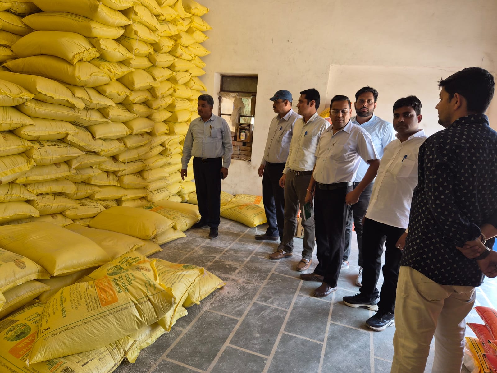 अतिरिक्त निदेशक (कृषि) विस्तार श्री टी.के. जोशी ने कृषि उर्वरक आदान व्यवस्थाओं का जायजा लिया।
