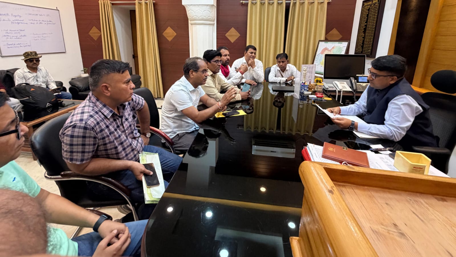 पत्रकारों के हक की हुंकार जार प्रतिनिधि मंडल ने कलेक्टर को दिया ज्ञापन।