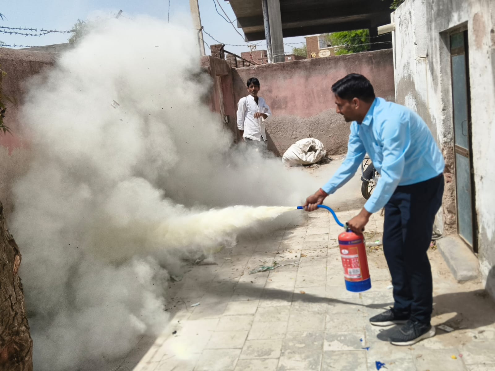 अग्नि सुरक्षा सप्ताह:के तहत  फायर सेफ्टी मॉक ड्रिल, और आग बुझाने का प्रशिक्षण
