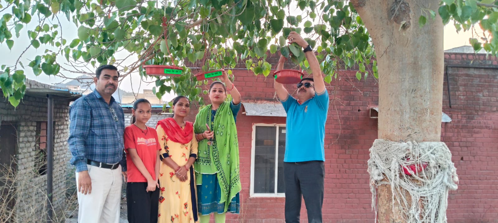 उदयपुर में भीषण गर्मी के बीच ‘मुस्कान’ की पहल: पक्षियों के लिए लगाए परिंडे