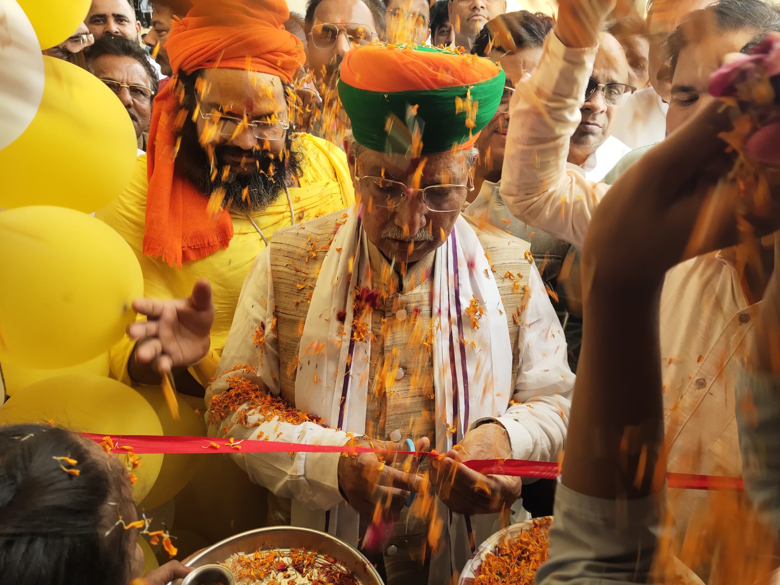 भावी पीढ़ी के विकास में बड़ा कदम: 40 स्कूलों को स्मार्ट बोर्ड, डेस्क और करोड़ों के सीएसआर कार्य