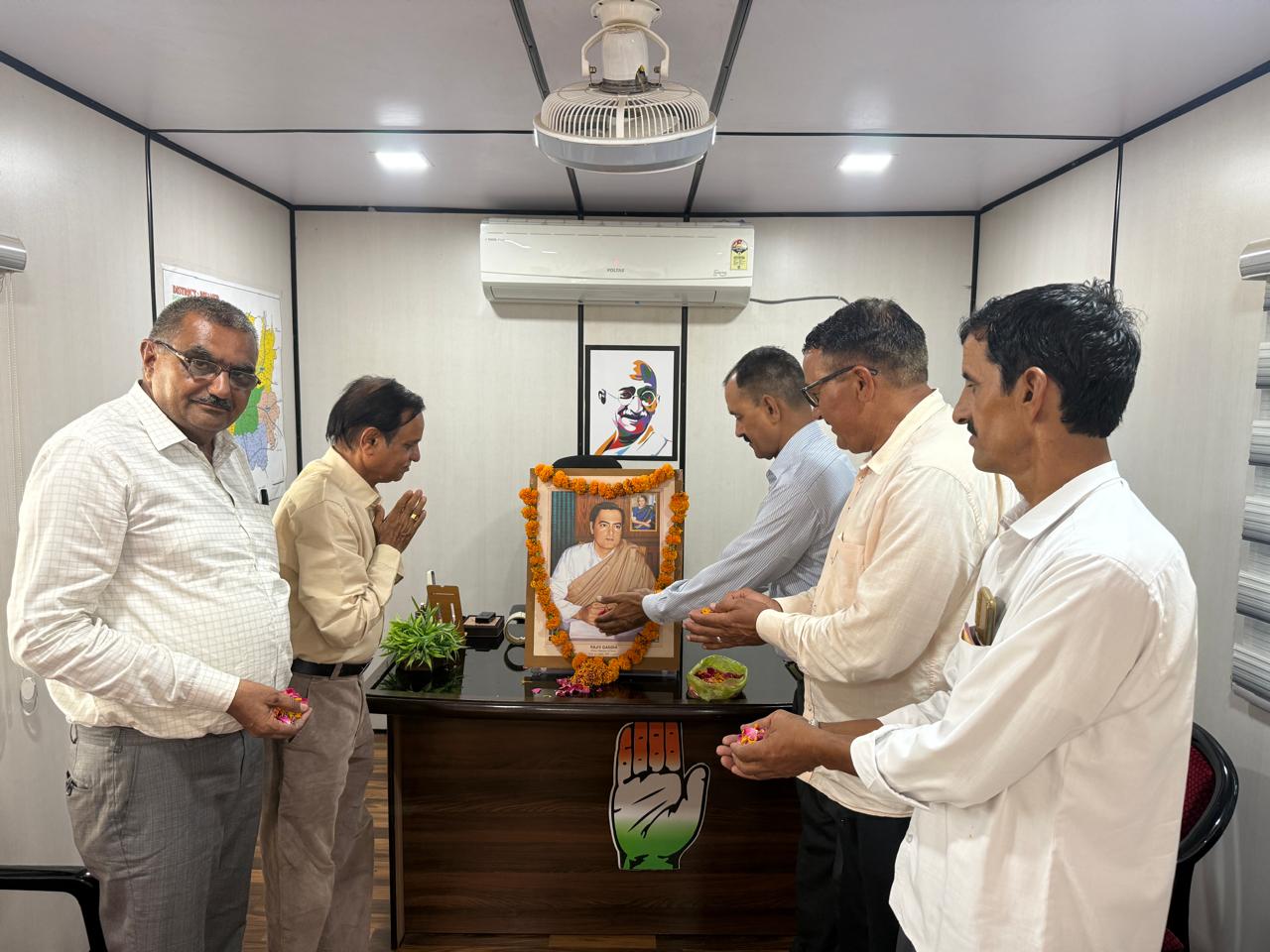 राजीव गांधी की पुण्यतिथि पर कांग्रेस कार्यकर्ताओं ने पुष्पांजलि अर्पित कर किया याद