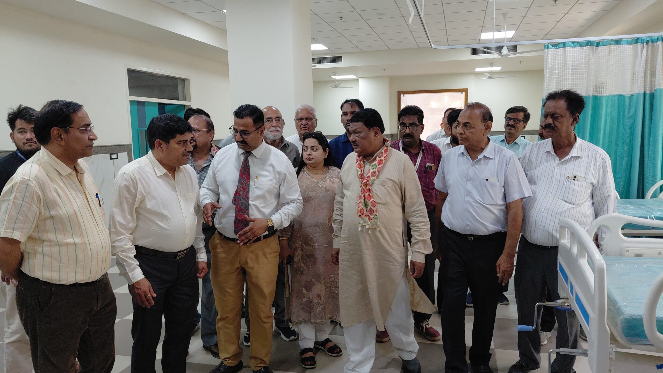 केन्द्रीय जनजाति कार्य मंत्री ने किया नवनिर्मित मेडिसिन विंग का अवलोकन