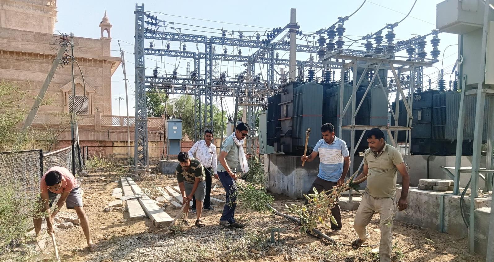 विद्युत निगम के कार्मिकों ने ली जल संरक्षण की शपथ, ट्रांसफॉर्मर्स के आस-पास की सफाई