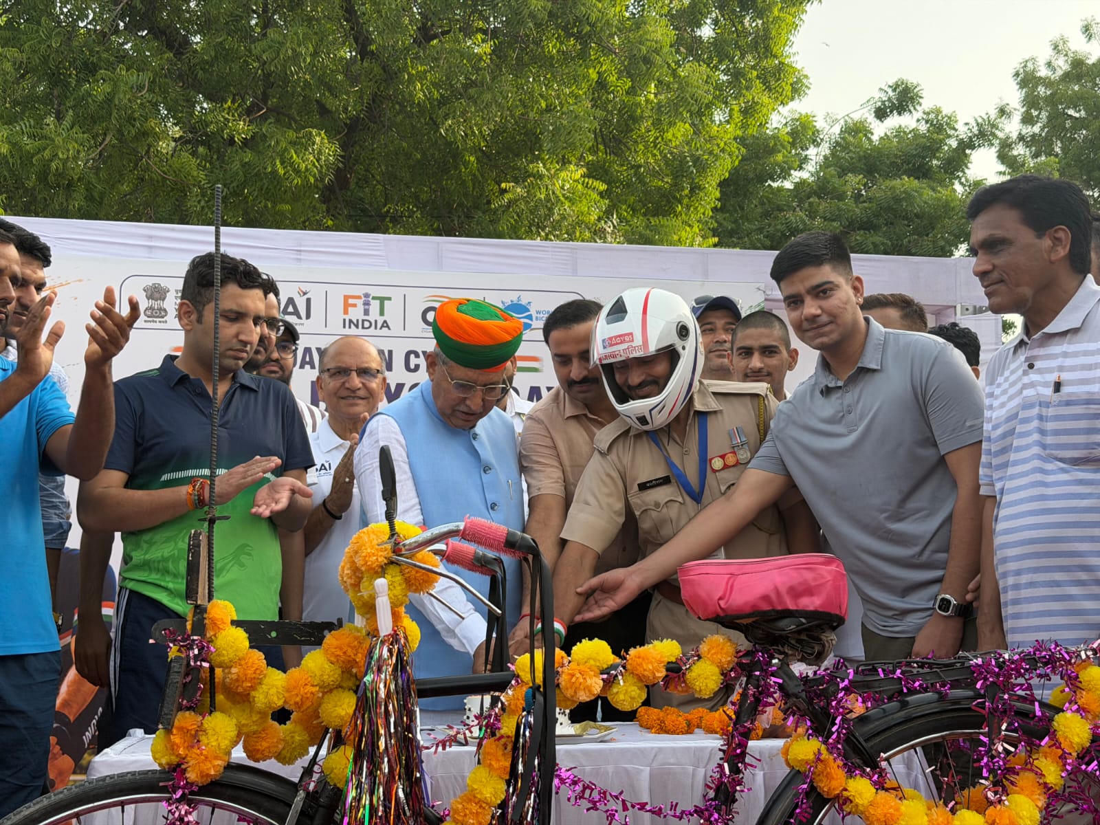 ‘मेरी साइकिल-मेरा हेलमेट मनाया साइकिल का जन्मदिन, केंद्रीय मंत्री ने काटा केक