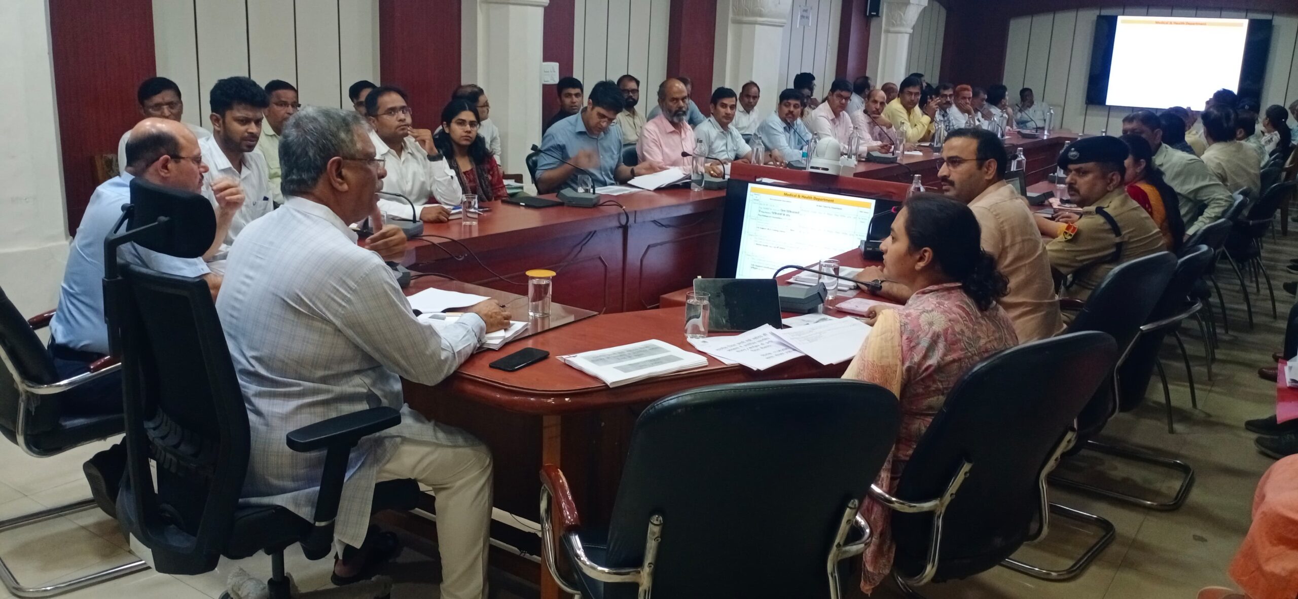 चिकित्सा एवं स्वास्थ्य मंत्री तथा जिला प्रभारी मंत्री श्री गजेन्द्र सिंह खींवसर ने ली बैठक
