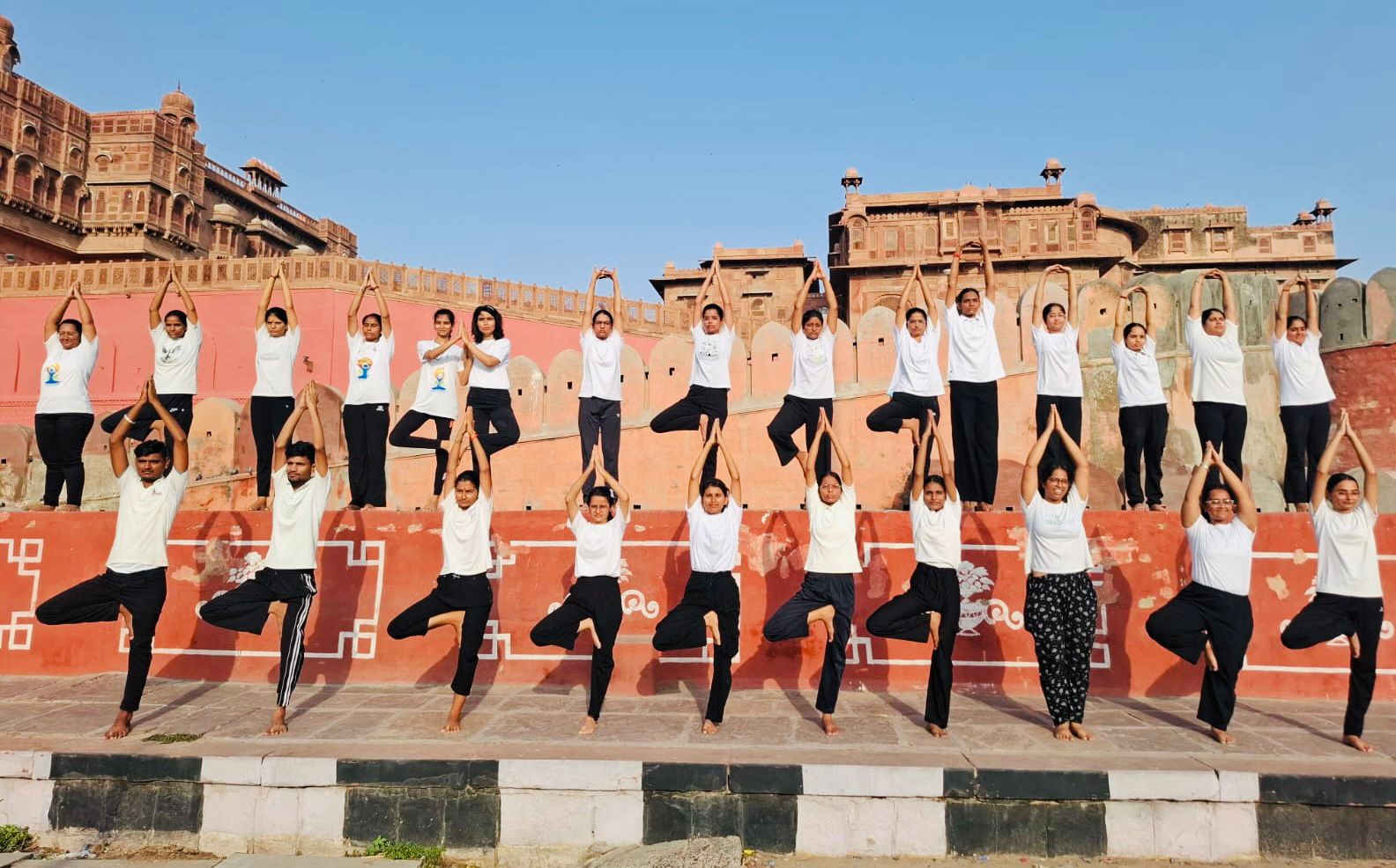 जूनागढ़ में गूंजा योग का संदेश, तीन दिन शेष रहने पर विद्यार्थियों ने बनाई ‘3’ की आकृति