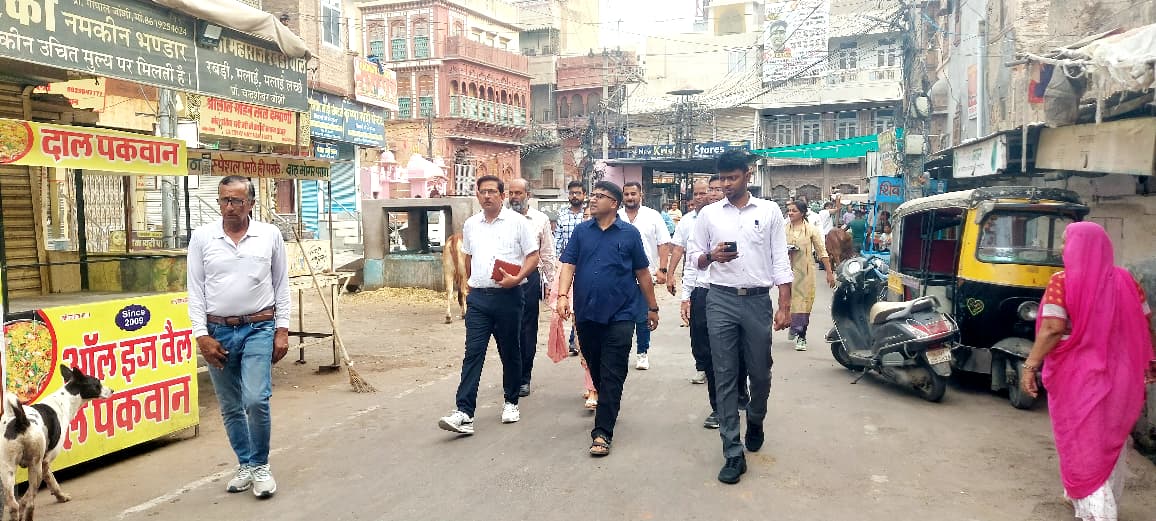 अधिकारियों के साथ शहरी परकोटे में चले पैदल, लिया व्यवस्थाओं का जायजा