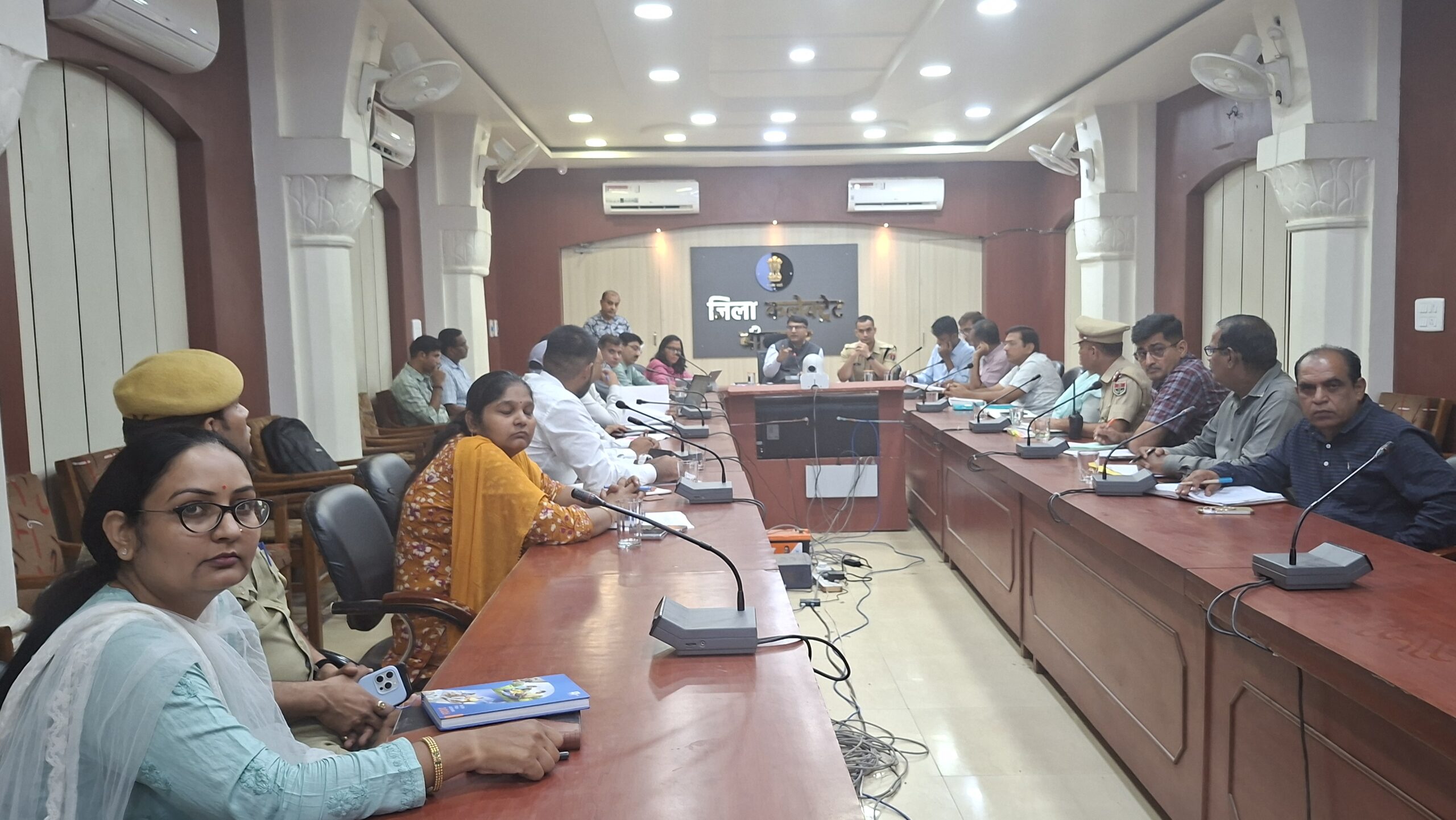 जिला कलेक्टर की अध्यक्षता में सड़क सुरक्षा समिति की मासिक बैठक