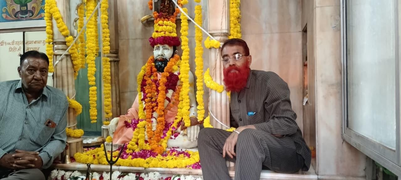 गुरु पूर्णिमा पर नागा बाबा की समाधि पर भक्तों द्वारा:-अभिषेक और पूजन किया