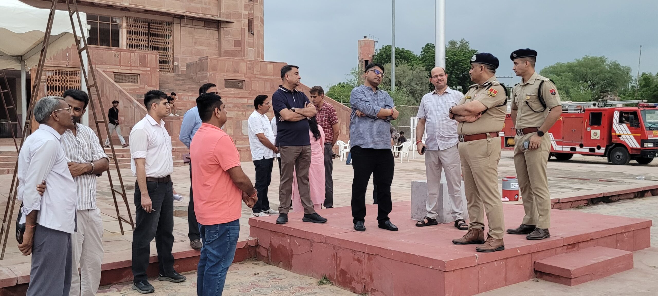 प्रशासनिक अधिकारियों ने डॉ. करणी सिंह स्टेडियम का किया निरीक्षण