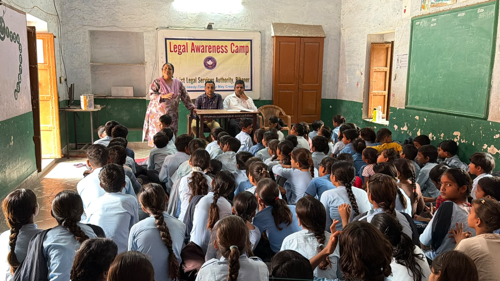 विधिक जागरूकता शिविर में विद्यार्थियों को दी गुड टच-बैड टच की जानकारी