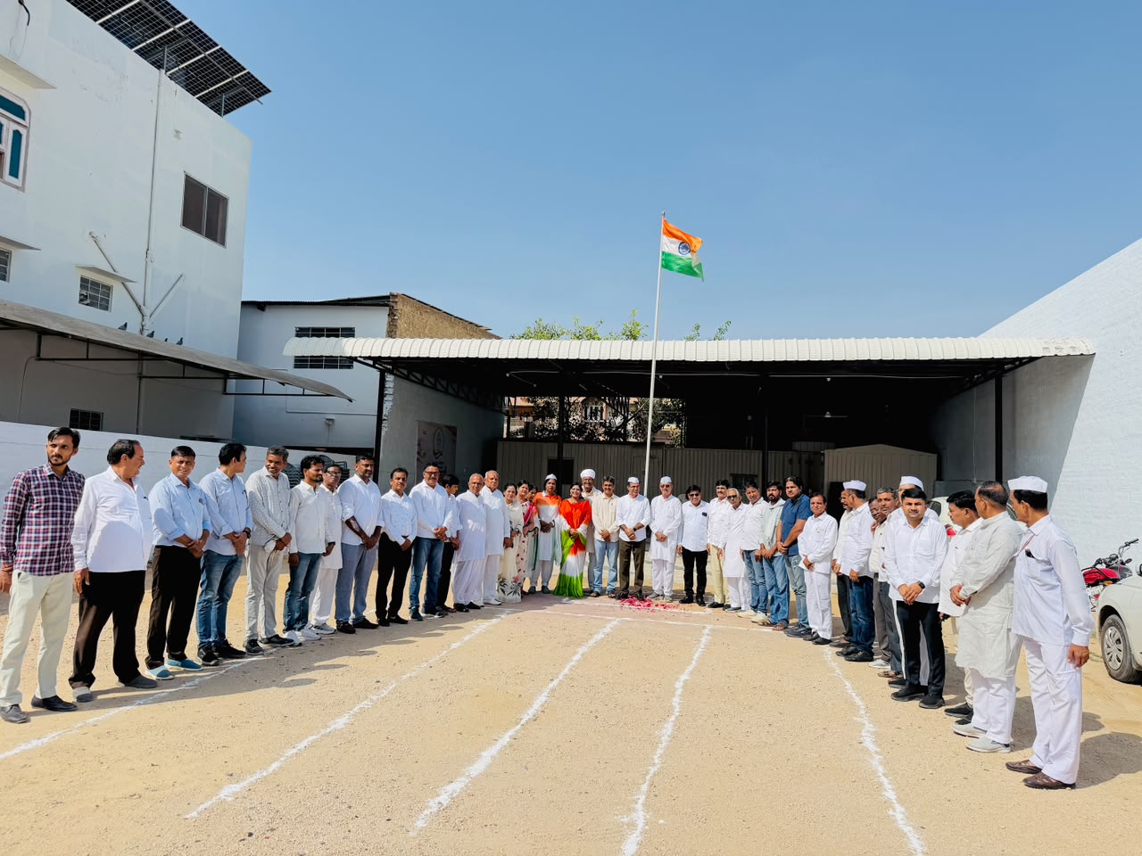 स्वतंत्रता दिवस पर जिला देहात कांग्रेस कार्यालय पर डीसीसी देहात अध्यक्ष बिशनाराम ने तिरंगा फहराया।