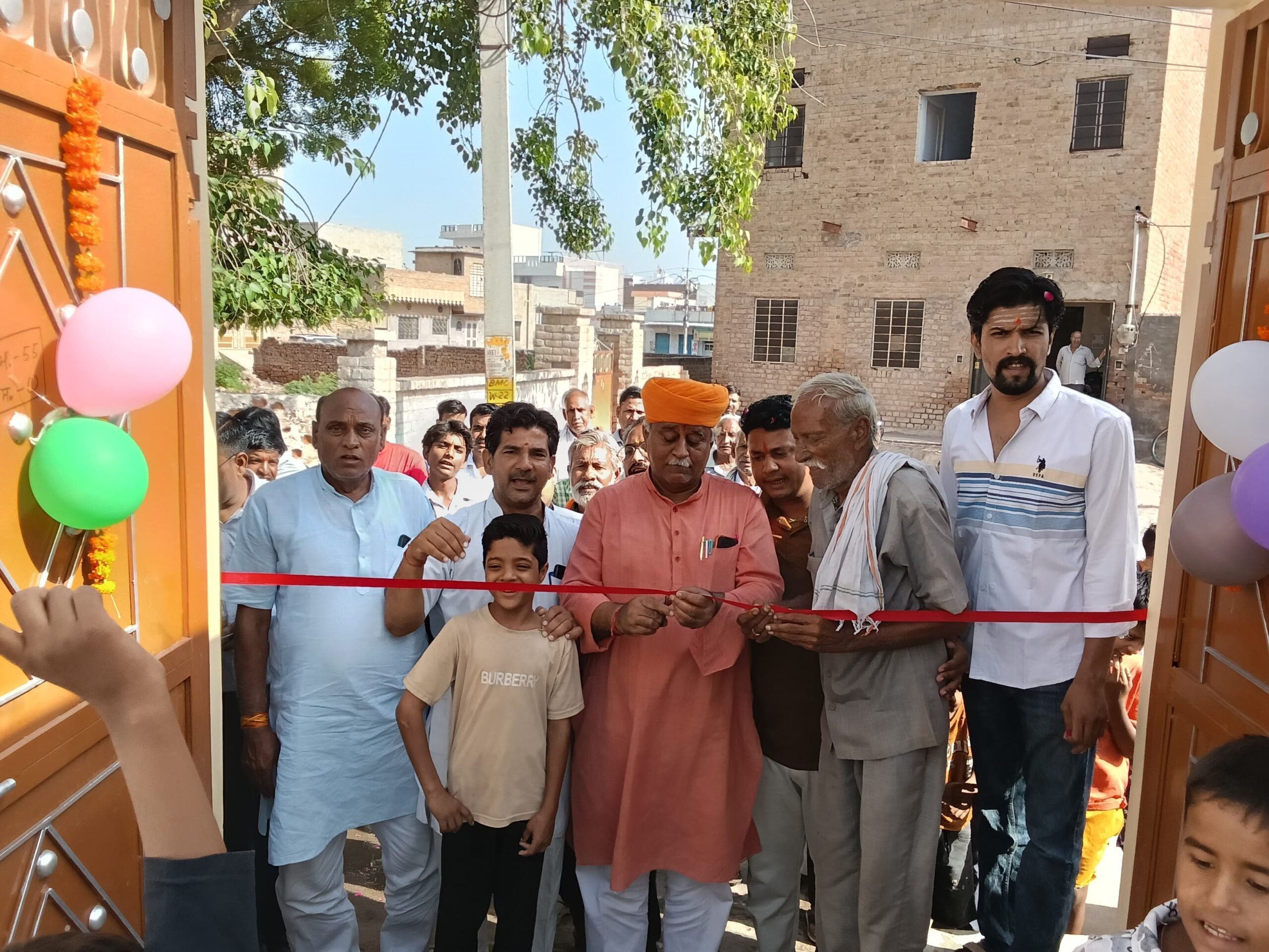 बीकानेर पश्चिम विधायक श्री जेठानंद व्यास ने सामुदायिक भवन में विधायक निधि से बने कमरे एवं स्नानघर का किया लोकार्पण
