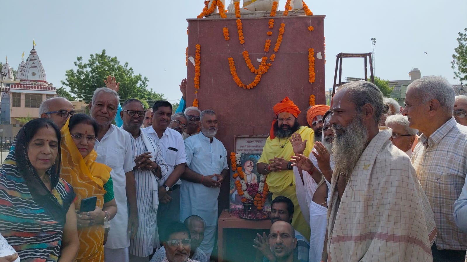 तुलसी सर्किल की बदहाली पर संत-महात्माओं और स्थानीय लोगों ने जताई नाराजगी, बोले—संतों की प्रतिमा के साथ क्षेत्र का भी हो विकास