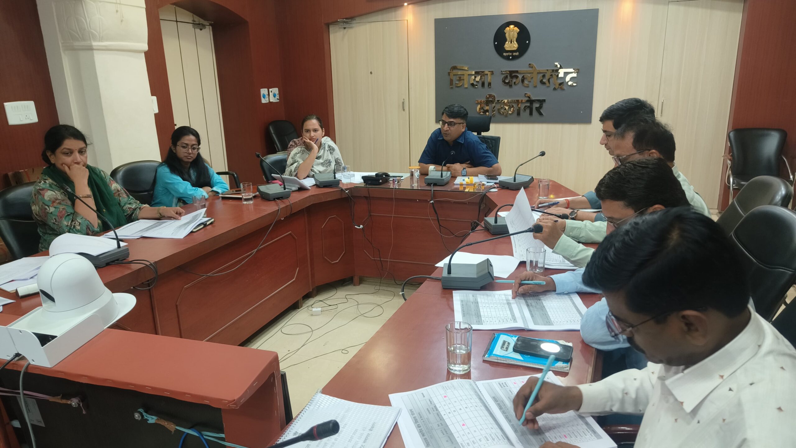 ग्रामीण विकास एवं पंचायती राज विभाग की विभिन्न योजनाओं की प्रगति को लेकर जिला कलेक्टर ने की समीक्षा
