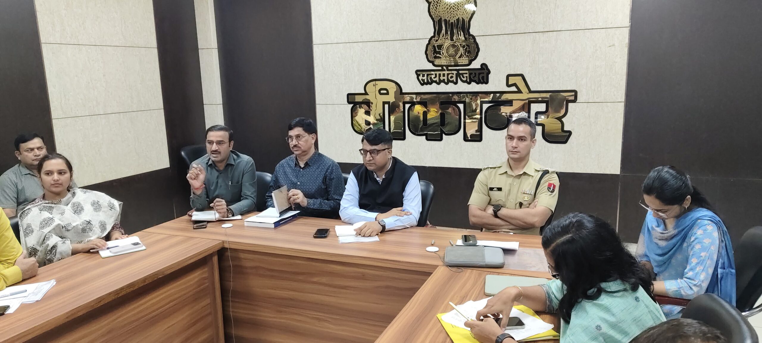 जिला निर्वाचन अधिकारी श्री निशान्त जैन, ऑब्जर्वर श्री नवनीत कुमार और पुलिस अधीक्षक श्री मृदुल कच्छावा ने रिटर्निंग अधिकारियों और प्रकोष्ठ प्रभारियों की ली बैठक*