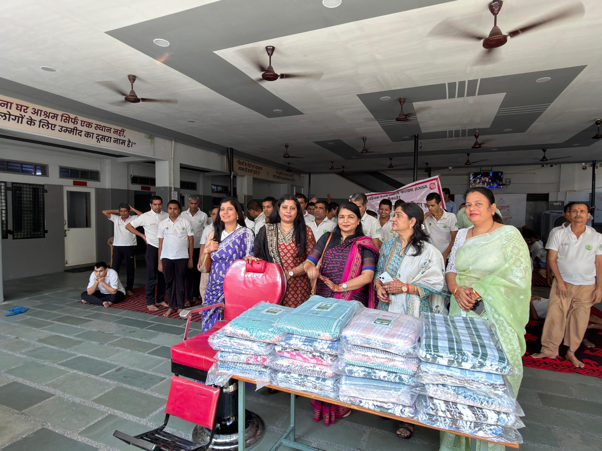 उत्तर पश्चिम रेलवे महिला कल्याण संगठन, बीकानेर ने अपना घर आश्रम में भेंट किए 115 तौलिये एवं हेयर कटिंग चेयर